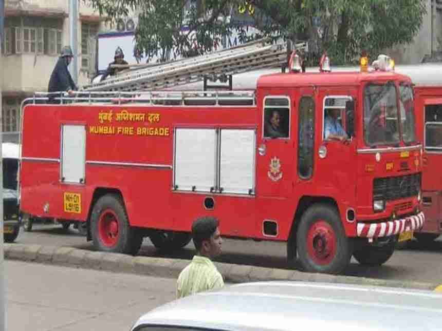 दादर येथील पोलीस कंपाऊंडला आग, आगीवर नियंत्रण मिळवण्याचे प्रयत्न सुरु