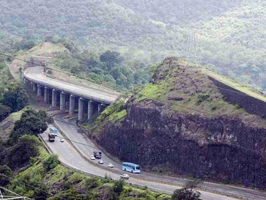 पुणे -मुंबई एक्सप्रेसवे 15 मिनिटे बंद; दरड काढण्याच्या कामाला सुरूवात 