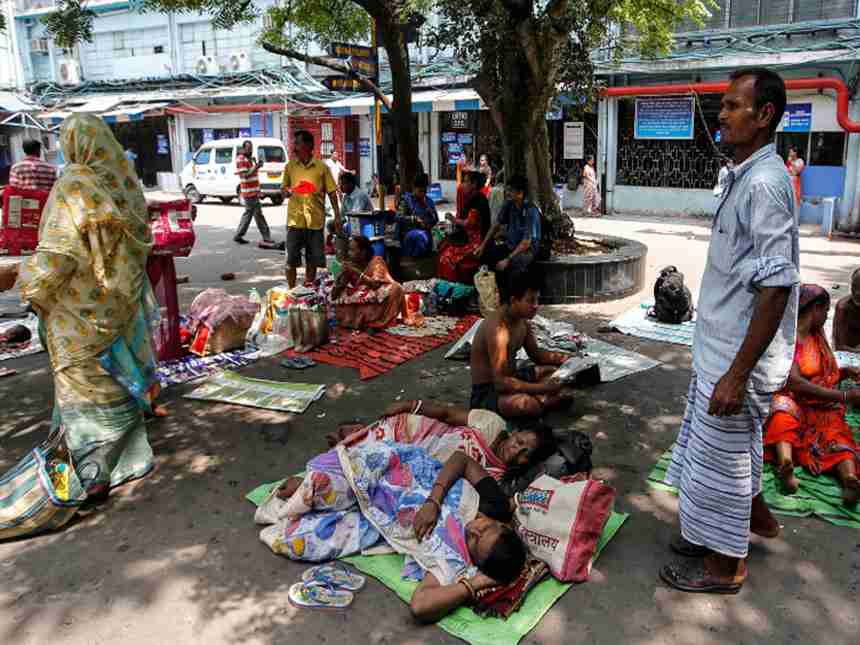 पश्चिम बंगालमध्ये डॉक्टरांचा संप चिघळला, ८०० डॉक्टरांचा राजीनामा