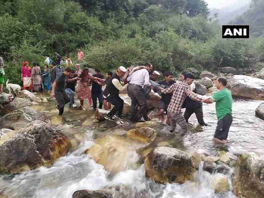 हिमाचलमध्ये ५०० फूट दरीत कोसळली बस, २५ जणांचा मृत्यू