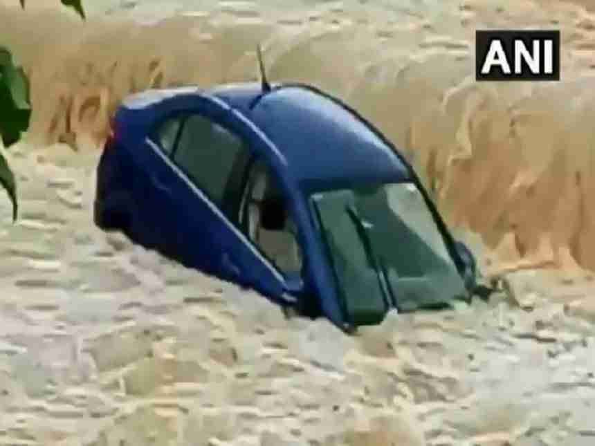 पावसाचा जोर वाढल्यानं नदीनाल्यांना पूर , गाड्या गेल्या वाहून