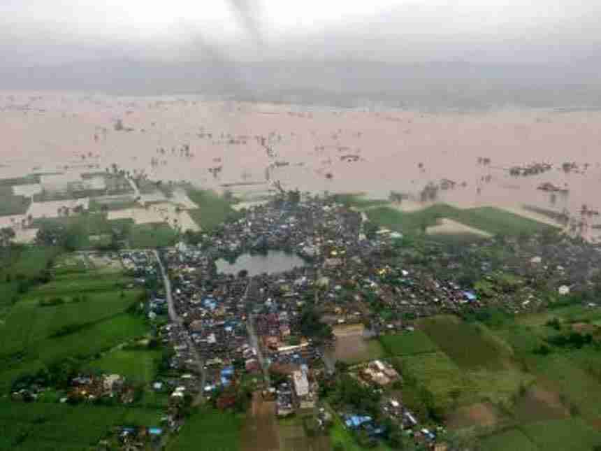 पूरग्रस्त प्रत्येक कुटुंबाला 10 हजार रुपये मदत