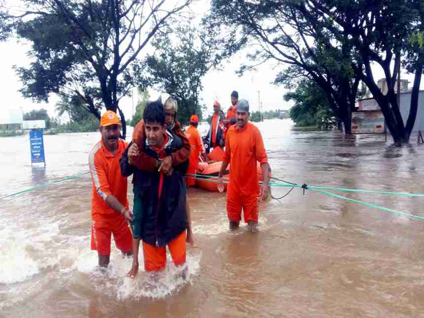 महाराष्ट्र के कई हिस्सों में भीषण बाढ़ का कहर , 16 लोगों की मौत, 140,000 लोग सुरक्षित