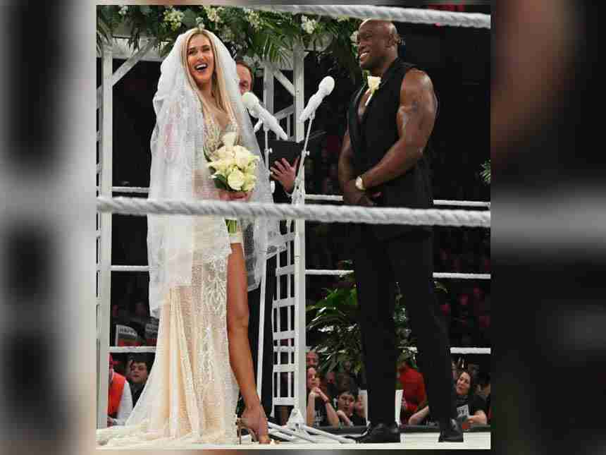 WWE मध्ये चक्क अक्षतांऐवजी पडले बुक्के