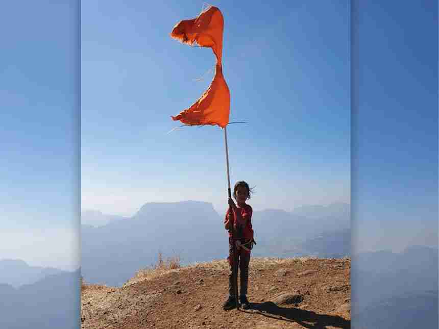 चक्क ४ वर्षाच्या ‘सह्याद्री’ने सर केला ३ हजार फूट उंच लिंगाणा सुळका