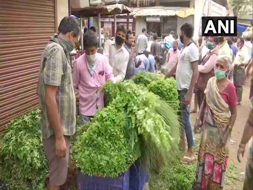 लॉकडाऊन दरम्यान दादारमध्ये उसळतेय गर्दी