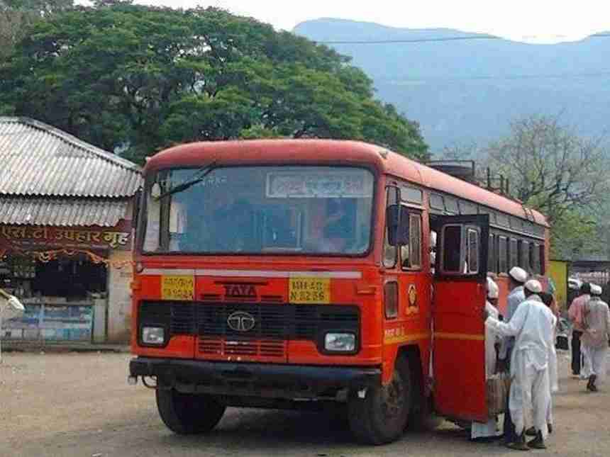 कोल्हापूर - प्रत्येक सीटच्या मध्यभागी पडदा पाच महिन्यानंतर आजपासून लालपरी रस्त्यावर धावू लागली आहे. 